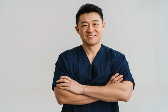 一位爱好者正在研究图表